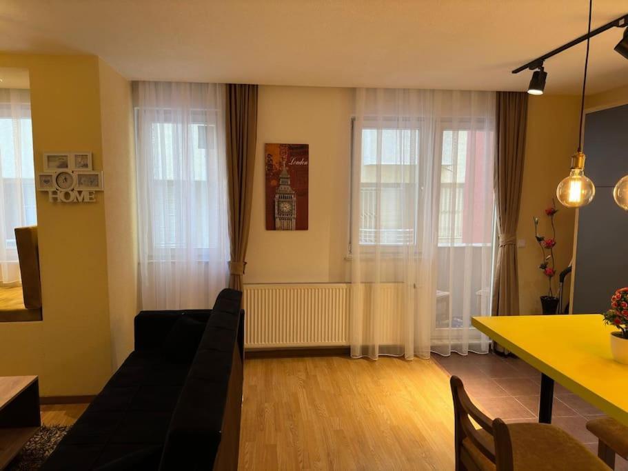 Ora-Prn,Peaceful Central Apartment Pristina Esterno foto